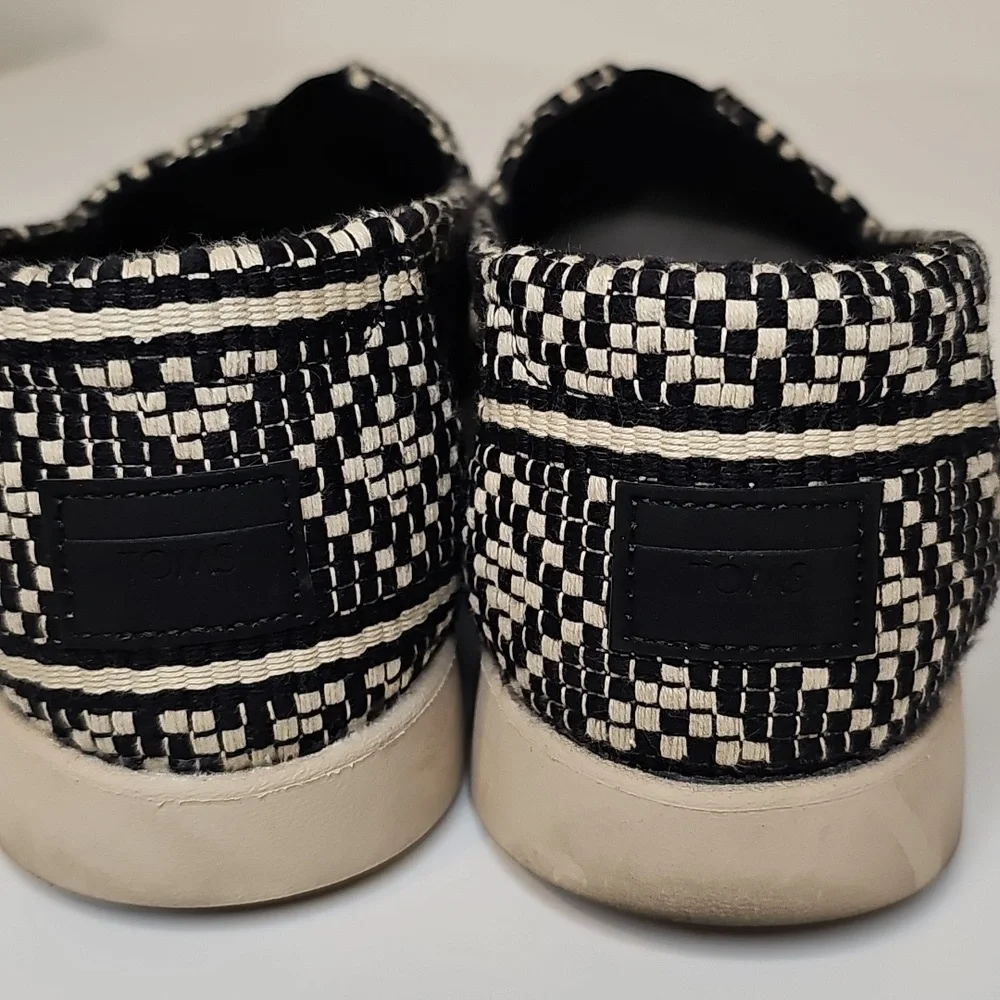 TOMS Women's‎ Black and Cream Patterned Loafers